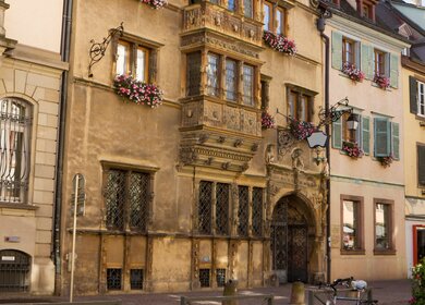 Fassade der Maison de têtes in Colmar mit hellem Himmel | © Gettyimages.com/SelenaRus