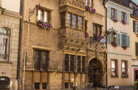 Fassade der Maison de têtes in Colmar mit hellem Himmel | © Gettyimages.com/SelenaRus