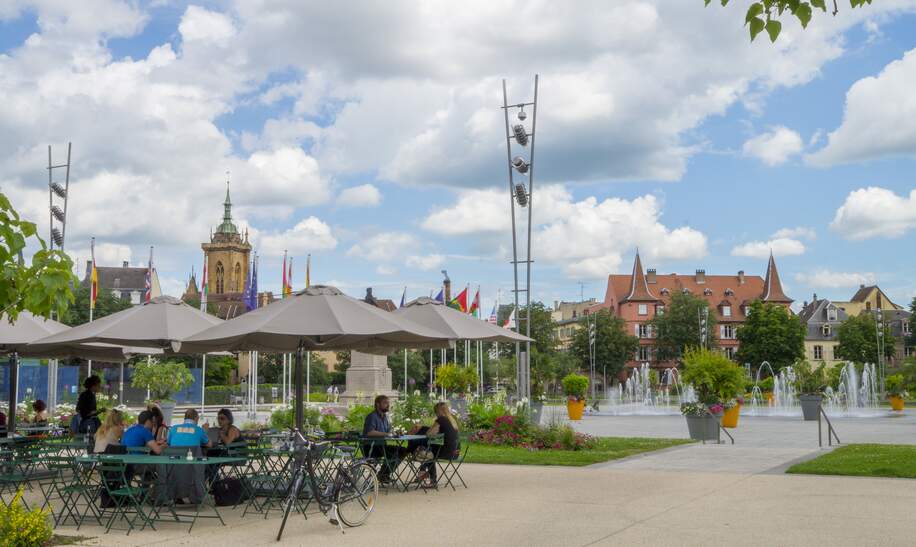 Ein Biergarten am Place de Rapp in der Stadt Colmar im Elsass | © Tourisme Colmar
