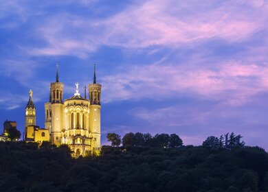 Blick auf die Kathedrale Fourvière in Lyon am Abend | © Gettyimages.com/Hornet83