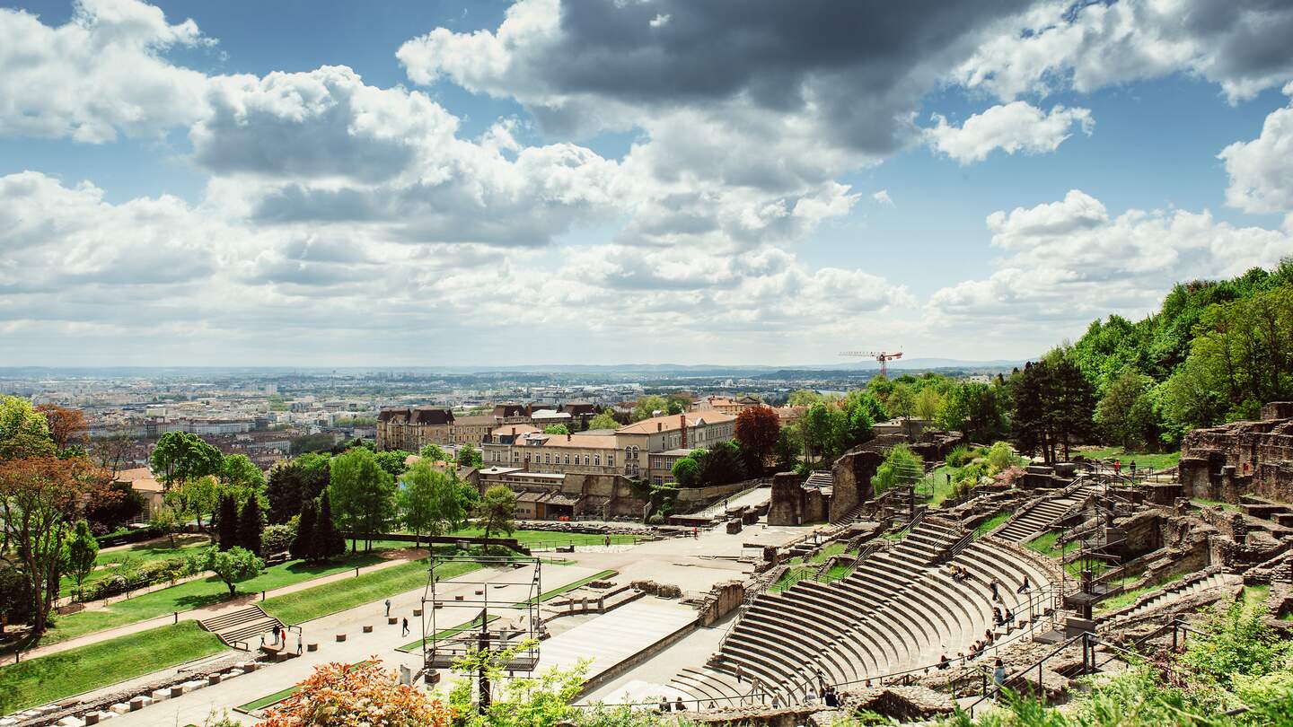 Blick auf ein roemisches Amphitheater in Lyon | © Gettyimages.com/AdrianHancu