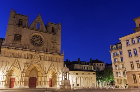 Beleuchtete Kathedrale de Lyon in Frankreich in der Nacht | © Gettyimages.com/prosiaczeq