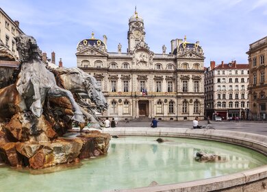 Place des Terreaux mit Springbrunnen in Lyon | © Gettyimages.com/Hornet83
