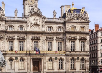 Place des Terreaux mit Springbrunnen in Lyon | © Gettyimages.com/Hornet83