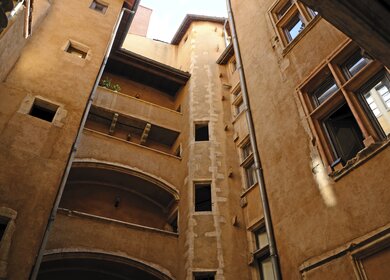 Traboules Apartmentkomplex in der Altstadt von Lyon | © Gettyimages.com/Madzia71