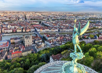 Blick von der Basilika Notre-Dame de Fourvière über die Stadt Lyon, aus der Vogelperspektive | © Gettyimages.com/ventdusud