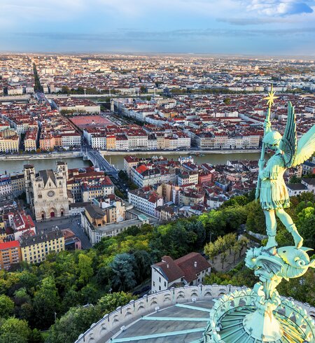 Blick von der Basilika Notre-Dame de Fourvière über die Stadt Lyon, aus der Vogelperspektive | © Gettyimages.com/ventdusud
