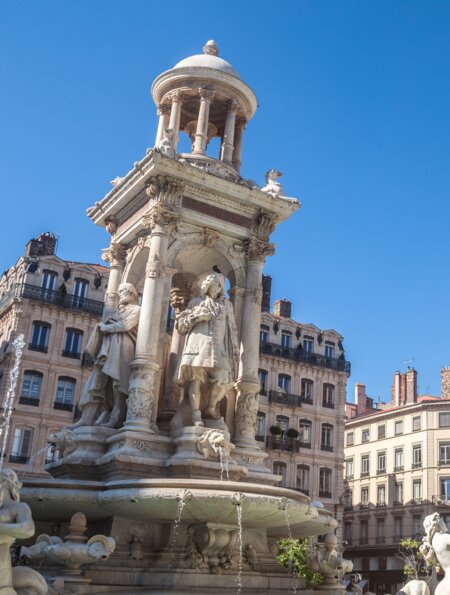 Bild des Brunnens des Place des Jacobins, eines der wichtigsten Wahrzeichen des Stadtzentrums von Lyon | © Gettyimages.com/BalkansCat
