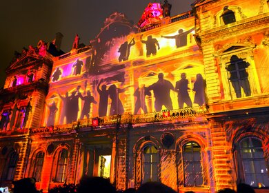 Blick auf die Strasse mit einer Menge Touristen und Einheimischen beim Festival of Lights in Lyon | © Gettyimages.com/eddygaleotti