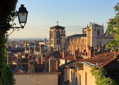 Dächer, Schornsteine und Kathedrale St. Jean Baptiste in Vieux Lyon, der Altstadt von Lyon | © Gettyimages.com/SanderStock