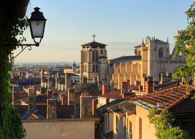 Dächer, Schornsteine und Kathedrale St. Jean Baptiste in Vieux Lyon, der Altstadt von Lyon | © Gettyimages.com/SanderStock