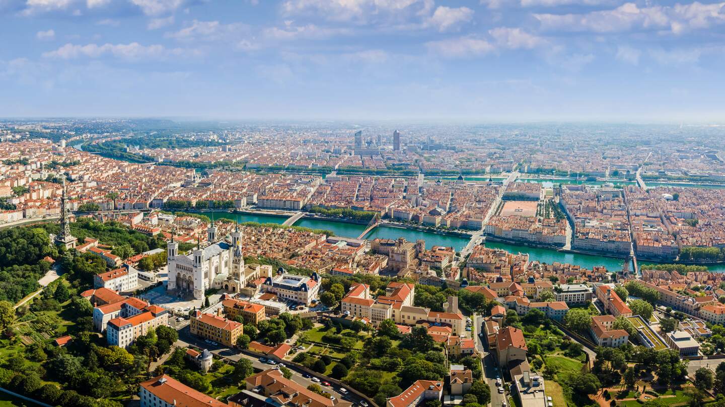 Lyon Panorama mit Fourviere Basilika, Part-Dieu Stadtzentrum Rhone und Saone Fluss | © Gettyimages.com/NicoElNino