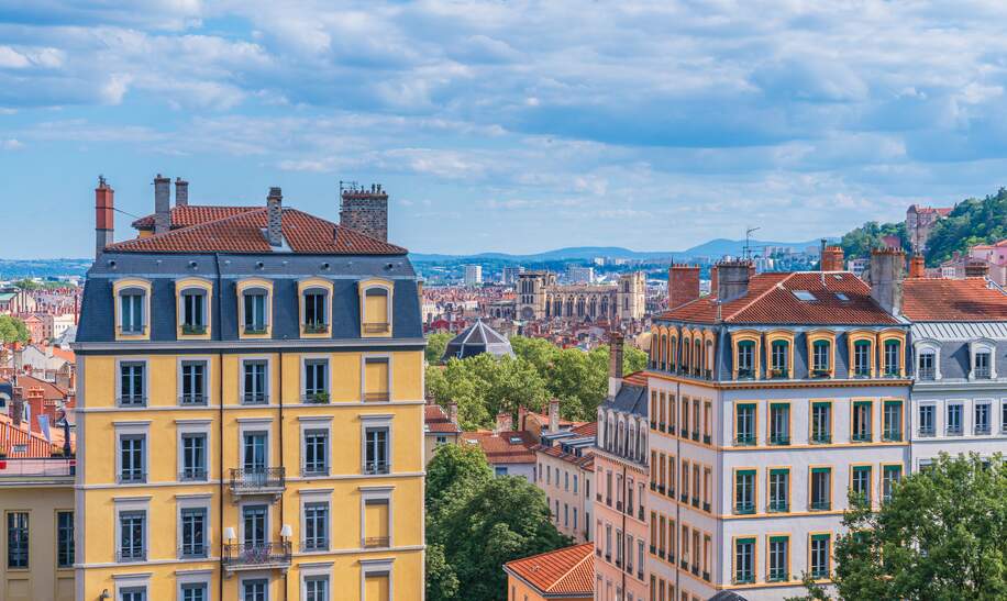 Lyon Stadtansicht vom Künstlerviertel Croix-Rousse aus mit Blick auf Fourvière Hügel und die Basilika Notre-Dame de Fourvière | © Gettyimages.com/Sergi Formoso