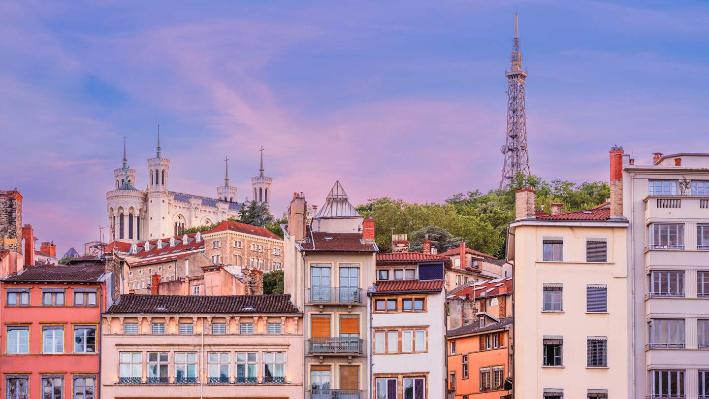 Stadtpanorama von Lyon mit den historischen Gebäuden von Vieux Lyon, der Basilika Notre-Dame de Fourvière und der Tour métallique de Fourvière in Frankreich bei Sonnenuntergang | © Gettyimages.com/Sergi Formoso