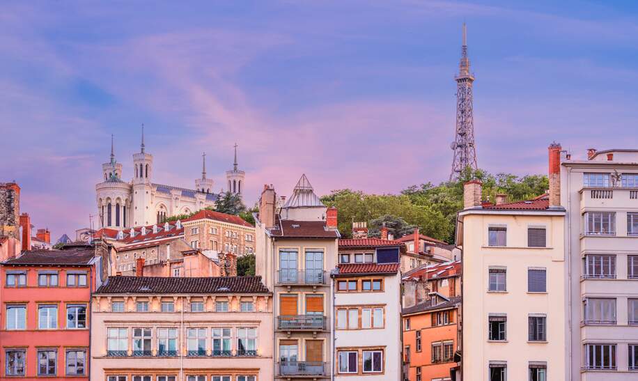 Stadtpanorama von Lyon mit den historischen Gebäuden von Vieux Lyon, der Basilika Notre-Dame de Fourvière und der Tour métallique de Fourvière in Frankreich bei Sonnenuntergang | © Gettyimages.com/Sergi Formoso