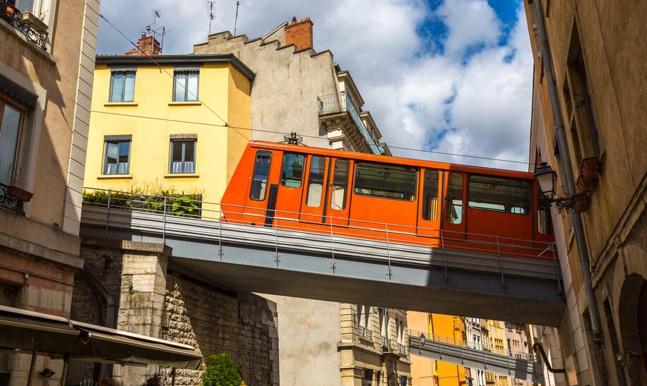 Historische Seilbahn fährt mitten durch die dichten Gebäude von Lyon in Richtung Fourvière. | © Gettyimages.com/bloodua