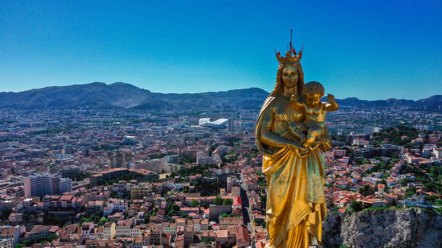 Historisches Denkmal auf der Basilika Notre-Dame De La Gardeüber der Stadt Marseille | © Gettyimages.com/Jequel Cyril 