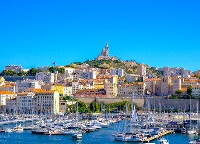 Der Damm von Marseille mit Yachten und Booten im Alten Hafen  | © Gettyimages.com/Andrei Vasilev