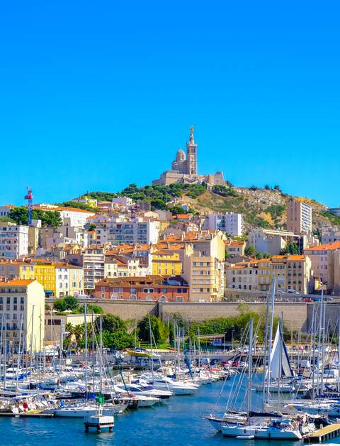 Der Damm von Marseille mit Yachten und Booten im Alten Hafen  | © Gettyimages.com/Andrei Vasilev