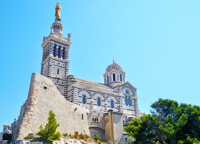 Untersicht auf die Basilika Notre-Dame De La Garde in Marseille | © Gettyimages.com/alxpin