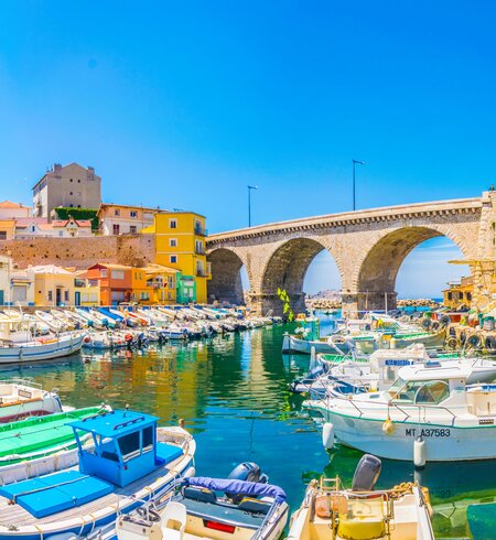 Vallon des Auffes Port in Marseille, Frankreich mit bunten Booten und Haeusern im Hintergrund | © Gettyimages.com/trabantos
