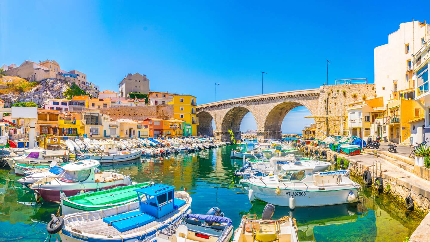 Vallon des Auffes Port in Marseille, Frankreich mit bunten Booten und Haeusern im Hintergrund | © Gettyimages.com/trabantos