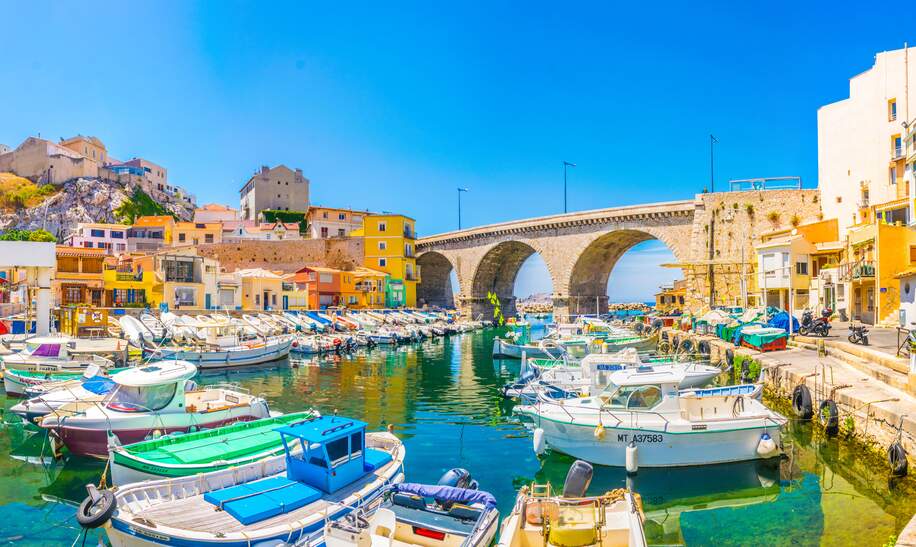 Vallon des Auffes Port in Marseille, Frankreich mit bunten Booten und Haeusern im Hintergrund | © Gettyimages.com/trabantos