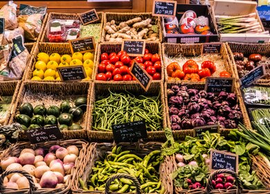 Obst und Gemüse auf dem Markt von Reims | © Gettyimages.com/	Valentina Tubaro