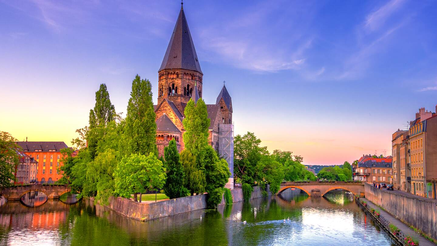 Blick auf Metz an der Mosel mit dem Temple Neuf im Bild | © Gettyimages.com/Gatsi