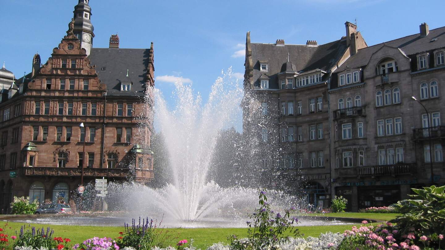 Ein Springbrunnen in der Altstadt von Metz | © Gettyimages.com/kalimbra