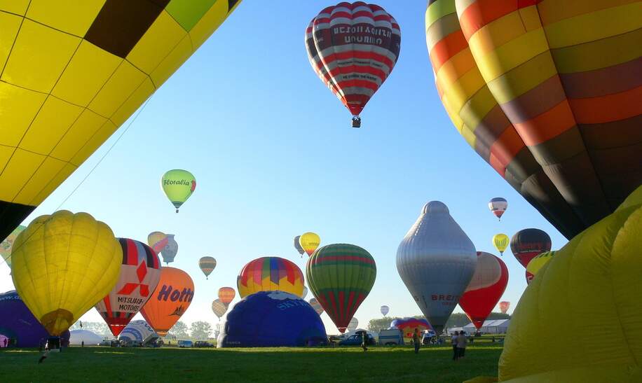 Heißluftballons am See von Metz während der Montgolfiades | © Pixabay/GIRARDJEANPIERRE