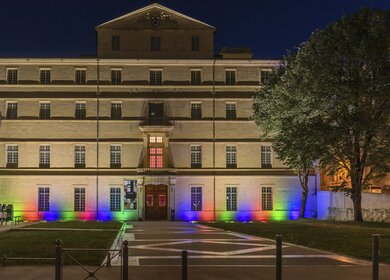 Mit bunten Lichtern beleuchtetes Fabre Museum in Montpellier bei Nacht | © Gettyimages.com/GordonBellPhotography