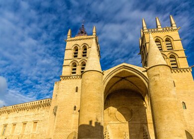 Untersicht auf die Kathedrale Saint-Pierre-France in Montpellier bei gutem Wetter | © Gettyimages.com/Leonid Andronov