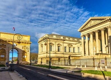 Blick auf die Porte du Peyrou und Palais de Justice in Montpellier bei gutem Wetter | © Gettyimages.com/Leonid Andronov