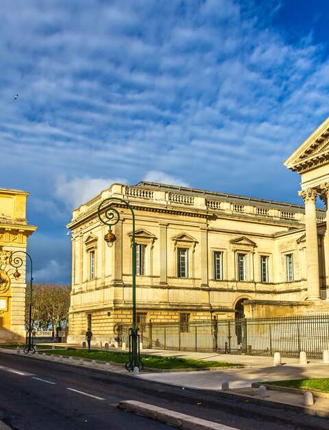 Blick auf die Porte du Peyrou und Palais de Justice in Montpellier bei gutem Wetter | © Gettyimages.com/Leonid Andronov