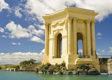 Seitenansicht des Chateau d'Eau in Montpellier bei strahlender Sonne | © Gettyimages.com/mbonaparte