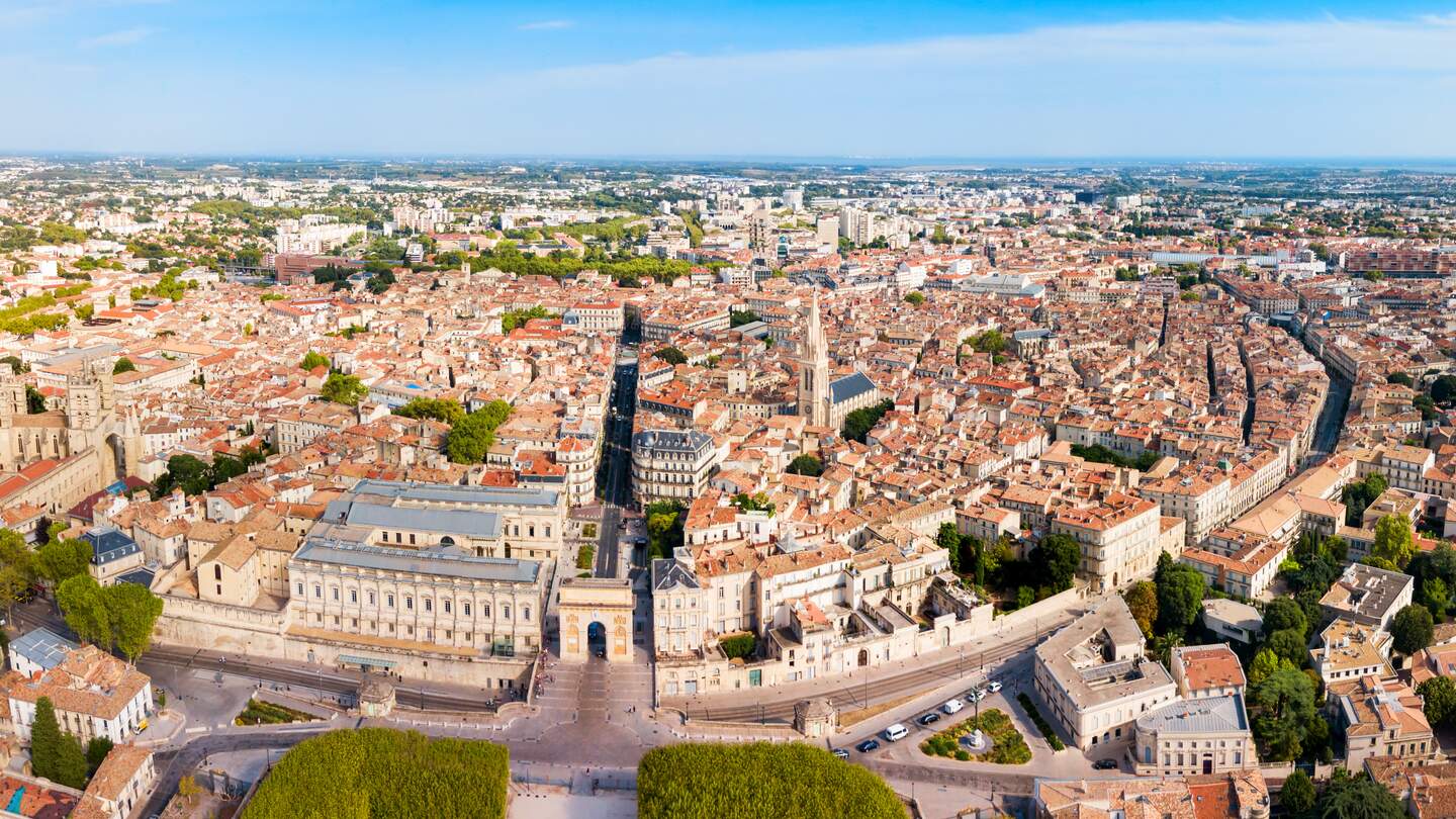 Panoramische Luftaufnahme der Stadt Montpellier mit seinen Sehenswuerdigkeiten | © Gettyimages.com/saiko3p