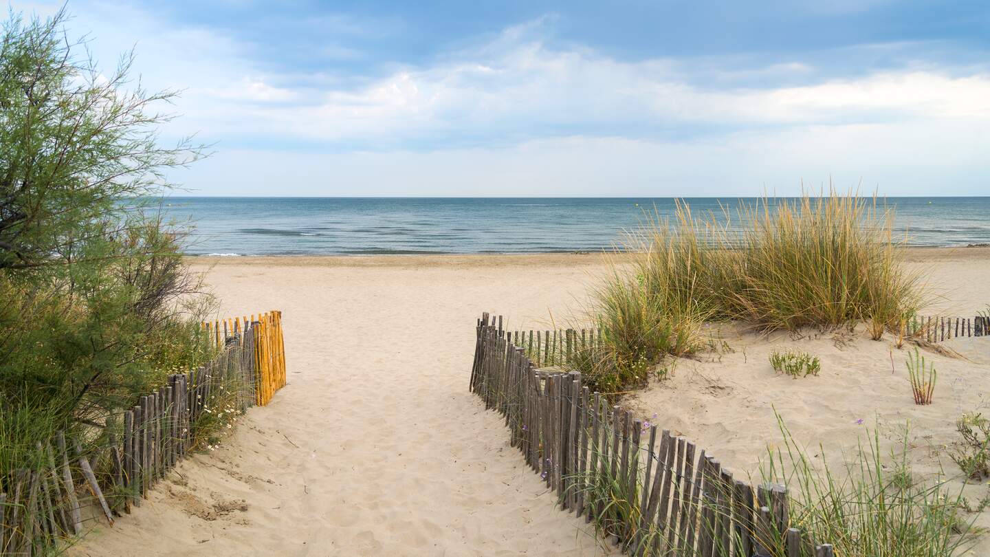Sandstrand in der Naehe von Montpellier mit hellem Himmel | © Gettyimages.com/clodio