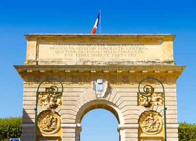 Frontalansicht der Porte du Peyrou, dem Stadttor in Montpellier | © Gettyimages.com/Digitalsignal