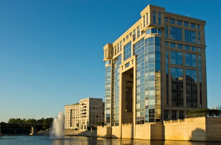 Montpellier mit modernen Gebäuden am Ufer des Flusses Lez | © Gettyimages.com/Alphotographic