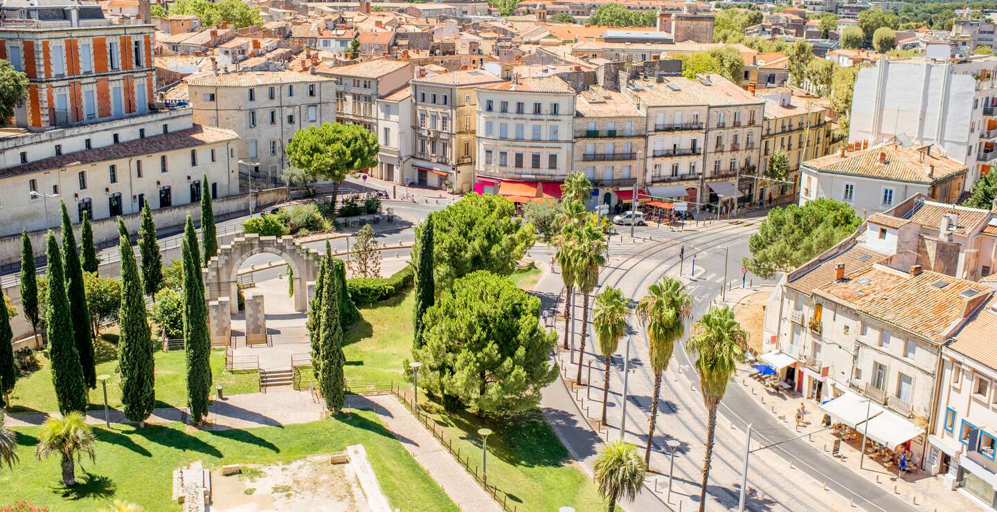 Stadtbild aus der Luft auf die Altstadt von Montpellier bei sonnigem Wetter | © Gettyimages.com/RossHelen