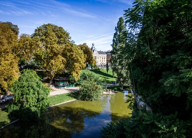 Blick auf das Rathaus des 19. Bezirks vom Buttes-Chaumont-Park, in Paris | © Gettyimages.com/daboost