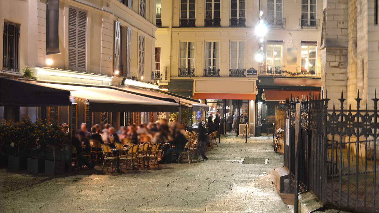 Nachbarschaft mit Café um die Saint-Sevrin Kirche im Quartier Latin in Paris | © Gettyimages.com/haydaddy