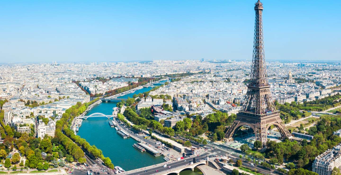 Der Eiffelturm, ein schmiedeeiserner Gitterturm auf dem Champ de Mars, aus der Luft in Paris | © Gettyimages.com/saiko3p
