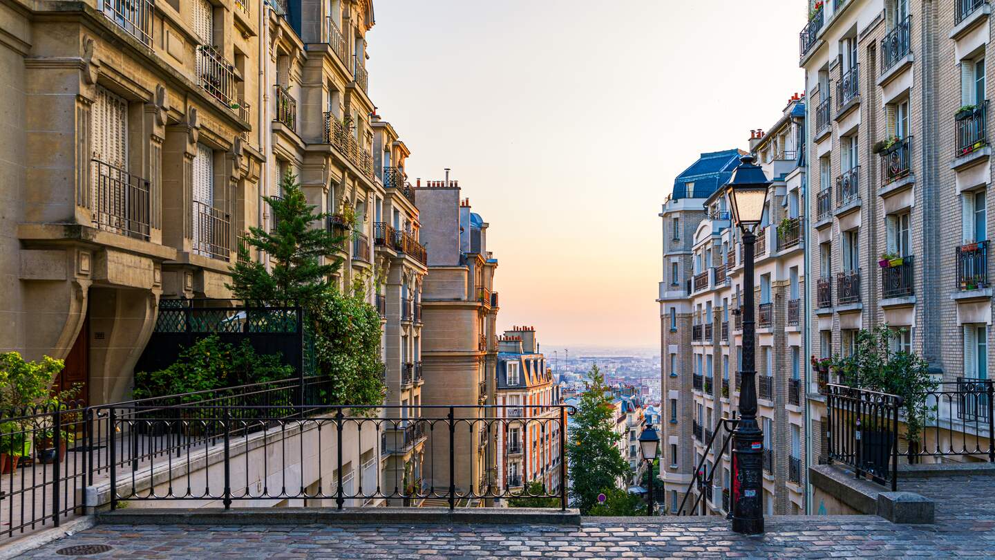 Blick auf die gemuetliche Strasse und eine Treppe im Viertel Montmartre in Paris | © Gettyimages.com/DaLiu