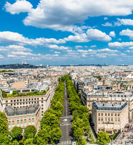 Luftaufnahme der Champs-Elysées in Paris. Menschen schlendern auf der Einkaufsstraße. | © Gettyimages.com/OSTILL