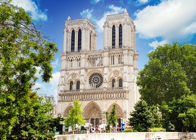 Mernschen stehen vor der Notre Dame in Paris an einem Sommertag. | © Gettyimages.com/D. Lentz