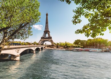 Bblick auf den Eiffelturm an der Seine mit dem Pont d'Iéna im Herbst  | © Gettyimages.com/Sylvain Sonnet Photodisc
