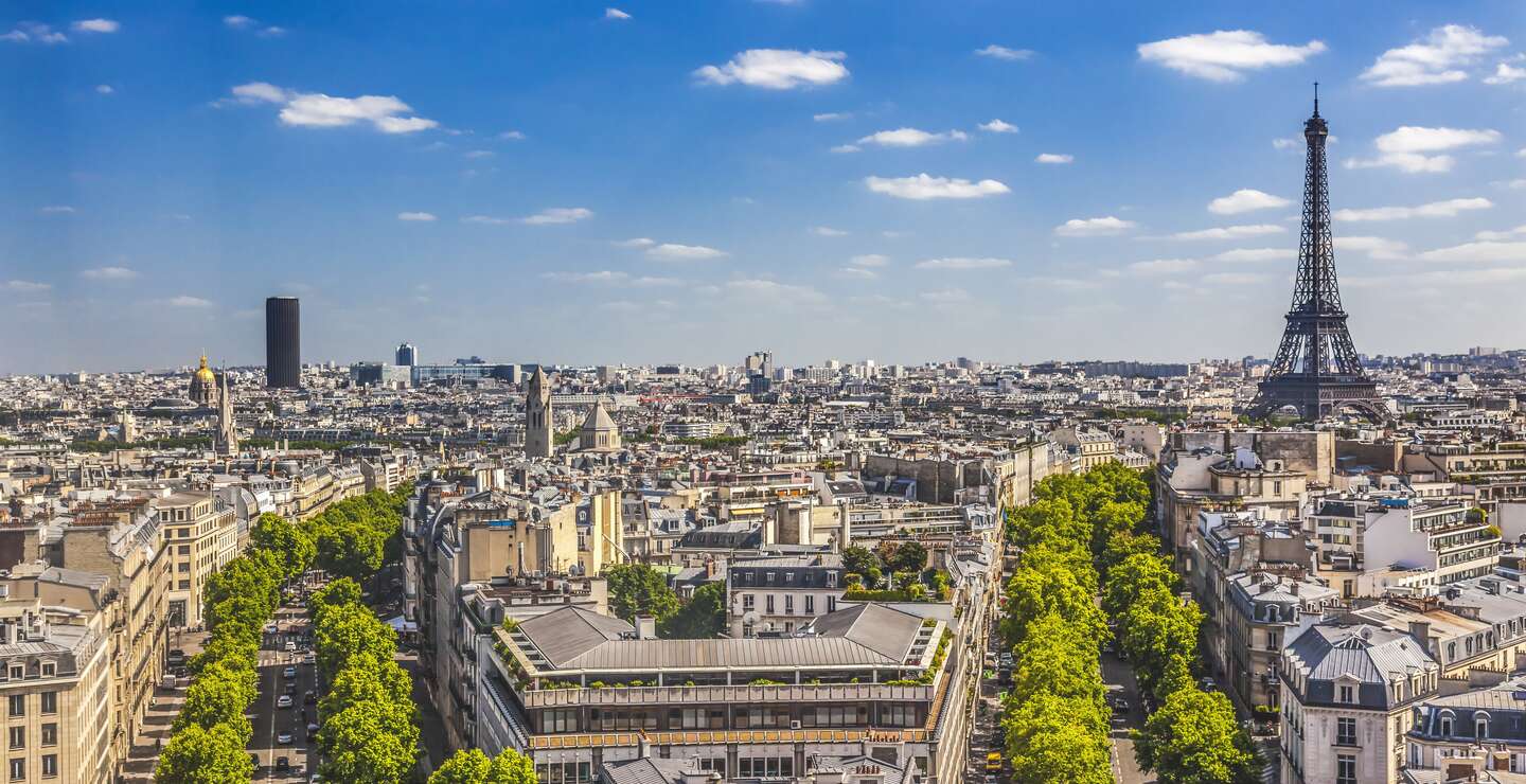 Blick von der Aussichtsplattform des Arc de Triomphe auf Paris mit dem Eiffelturm | © Gettyimages.com/William Perry 