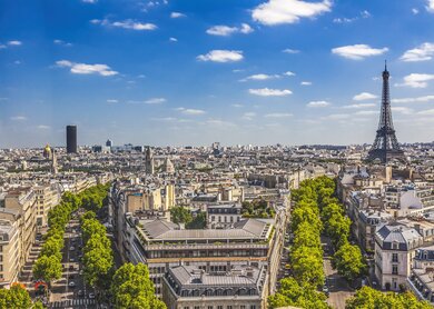 Blick von der Aussichtsplattform des Arc de Triomphe auf Paris mit dem Eiffelturm | © Gettyimages.com/William Perry 